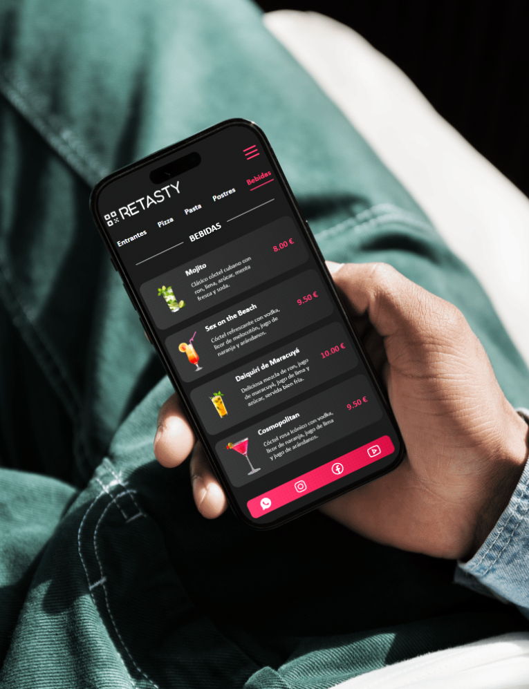 Persona sosteniendo un smartphone con la aplicación Retasty mostrando un menú de bebidas en pantalla.